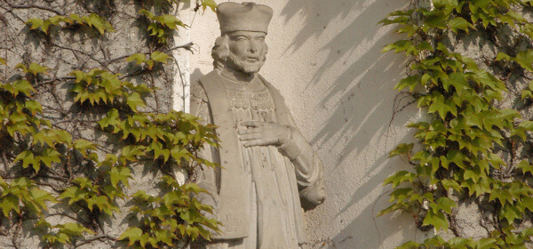 ST BURKARDSSTATUE BEIM BRUNNEN