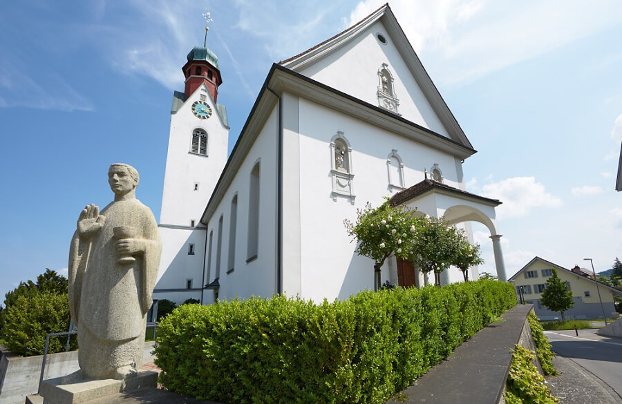 Pfarrkirche mit Statue StBurkard